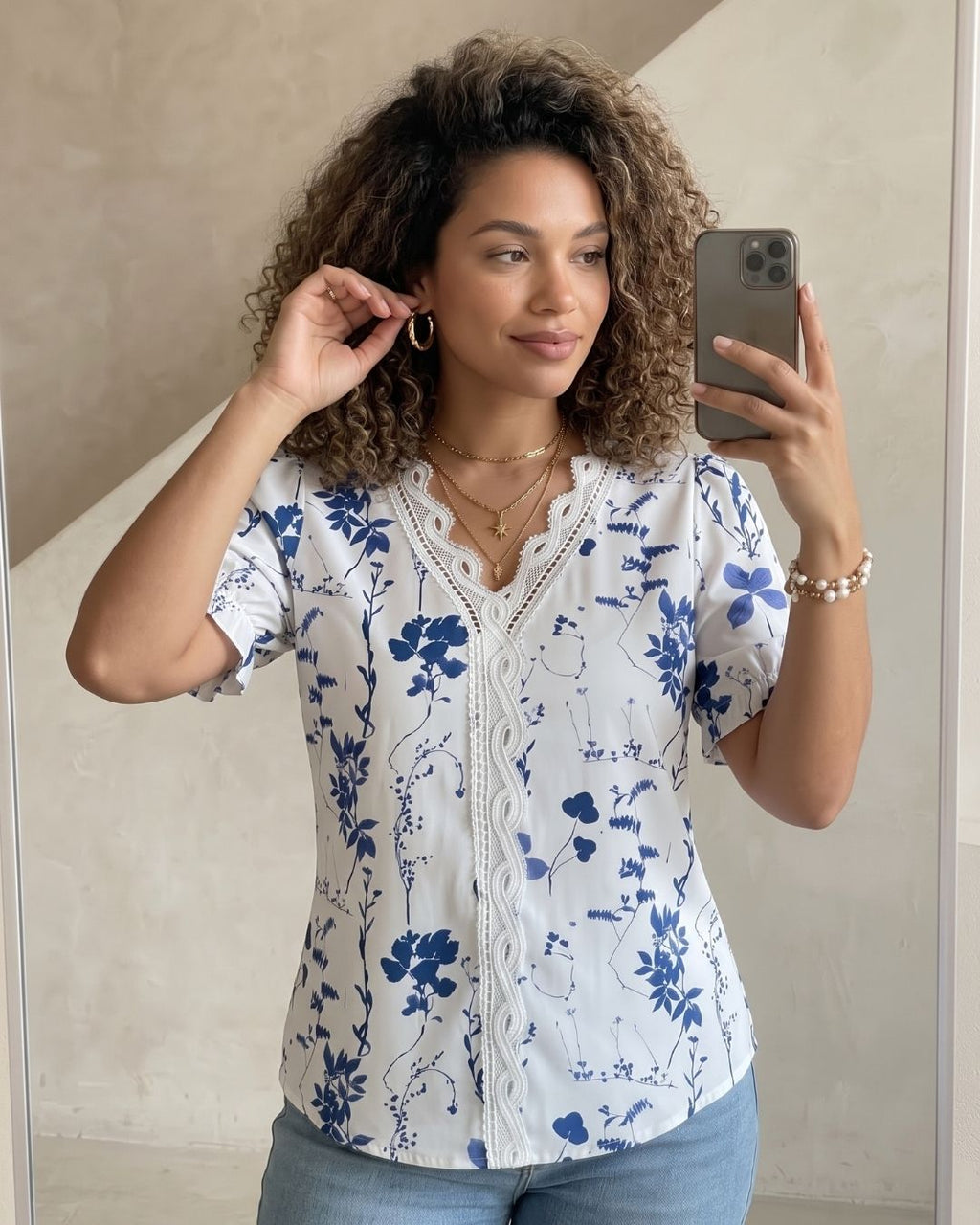Blusa Feminina Floral Com Renda No Decote E Manga Curta