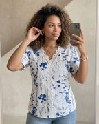 Blusa Feminina Floral Com Renda No Decote E Manga Curta