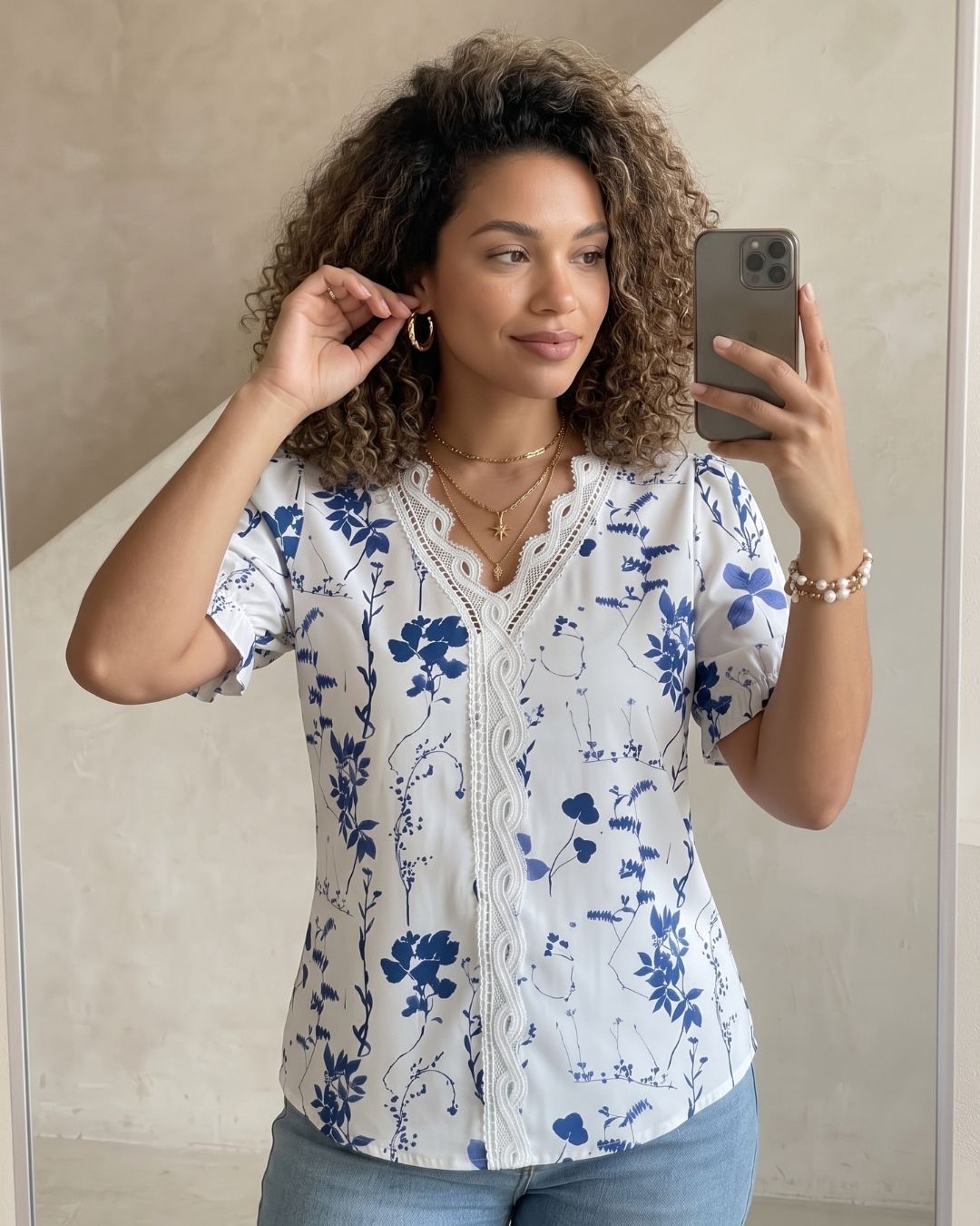 Blusa Feminina Floral Com Renda No Decote E Manga Curta