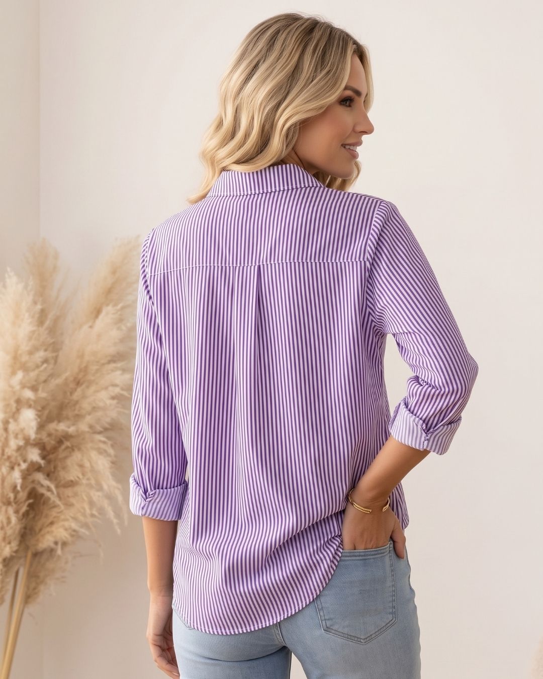 Camisa Feminina Listrada Com Botões E Bolso Frontal