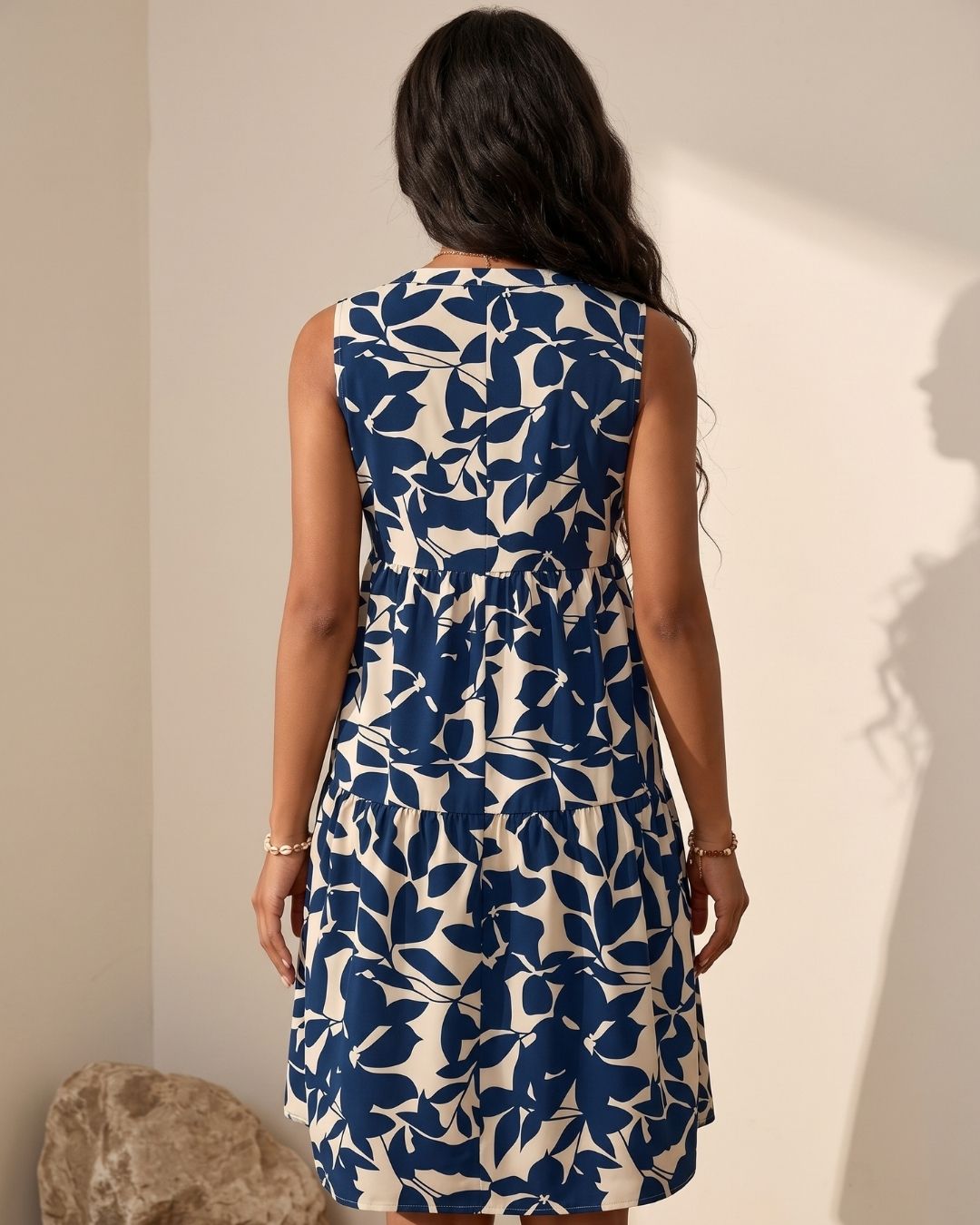 Vestido Curto Evasê Decote V Sem Manga Estampado Floral