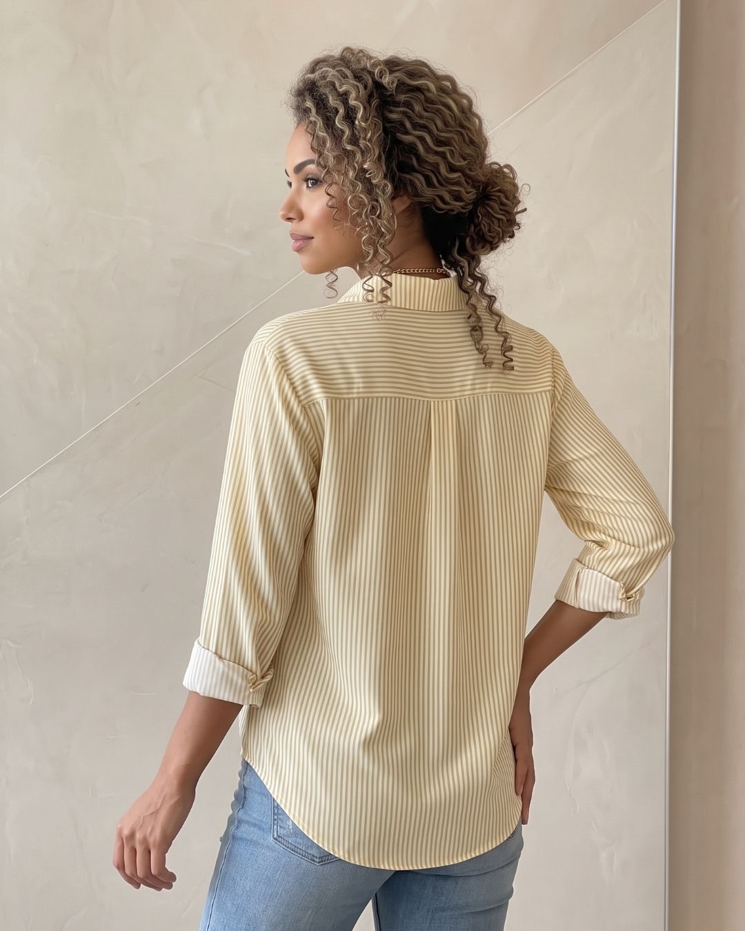 Camisa Feminina Listrada Com Botões E Bolso Frontal