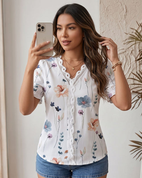 Blusa Feminina Floral Com Renda No Decote E Manga Curta