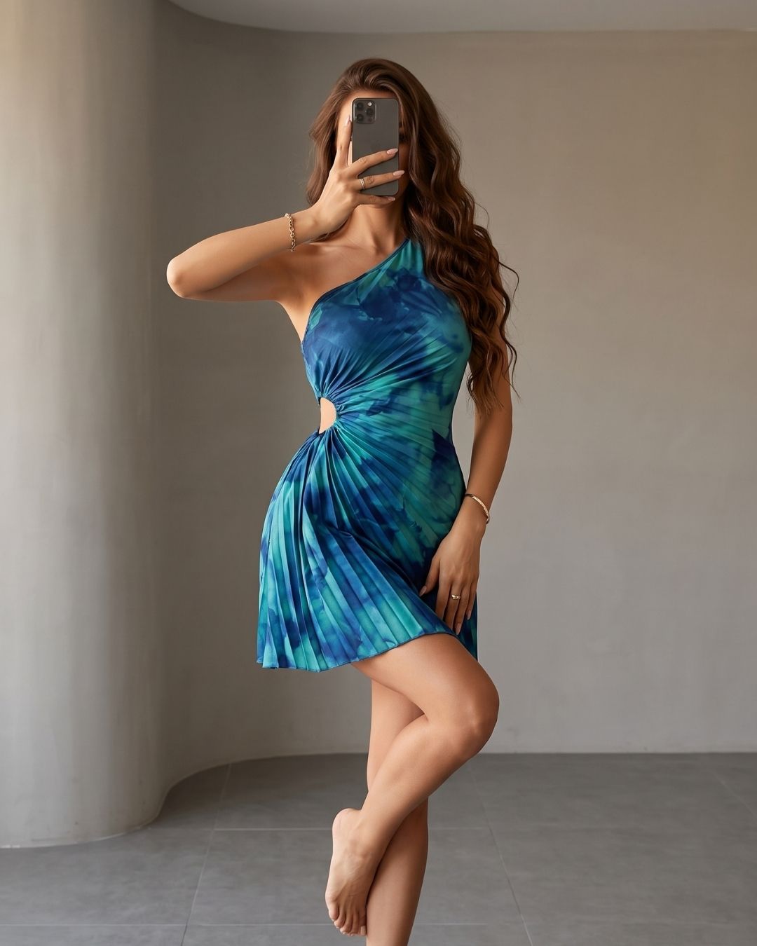 Vestido Curto Ombro Único Plissado Com Recorte Lateral