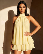 Vestido Curto Frente Única Com Gola Alta E Babados