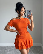 Vestido Curto Ombro A Ombro Com Babados Na Barra