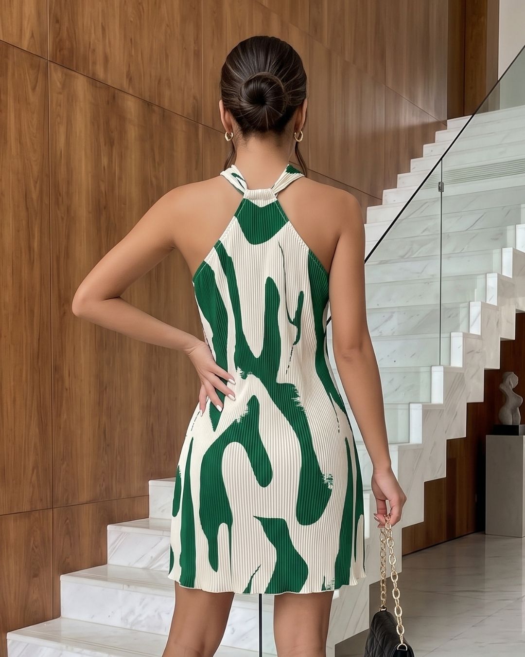 Vestido Curto Frente Única Plissado Com Estampa Abstrata