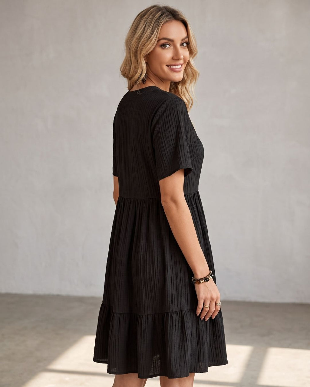 Vestido Curto Soltinho Com Decote V E Babado Na Barra