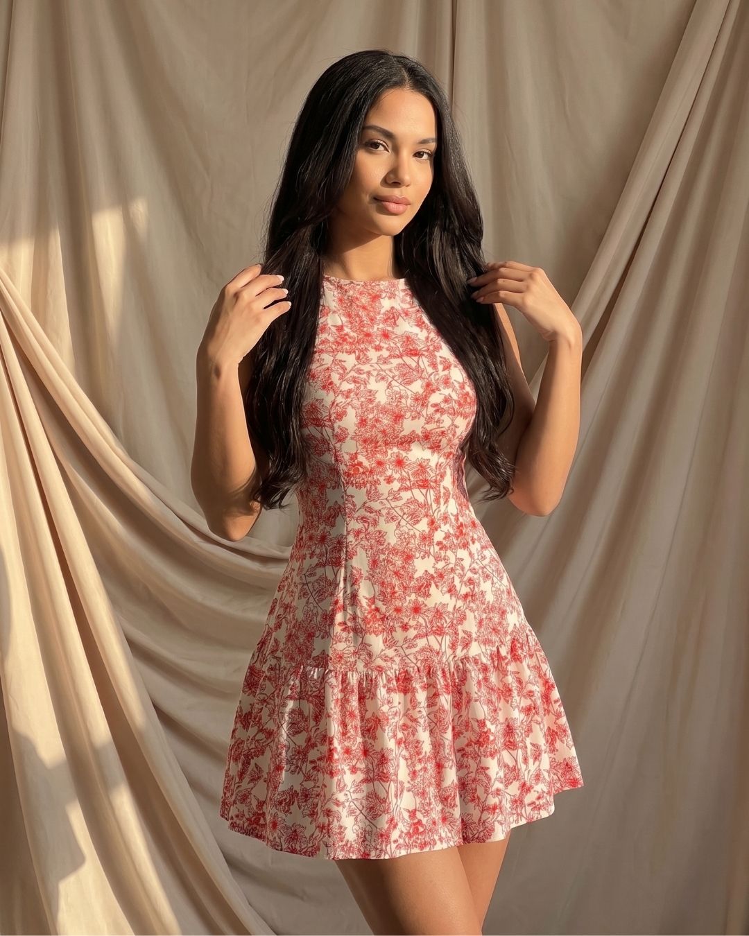 Vestido Curto Evasê Acinturado Sem Manga Estampado Floral