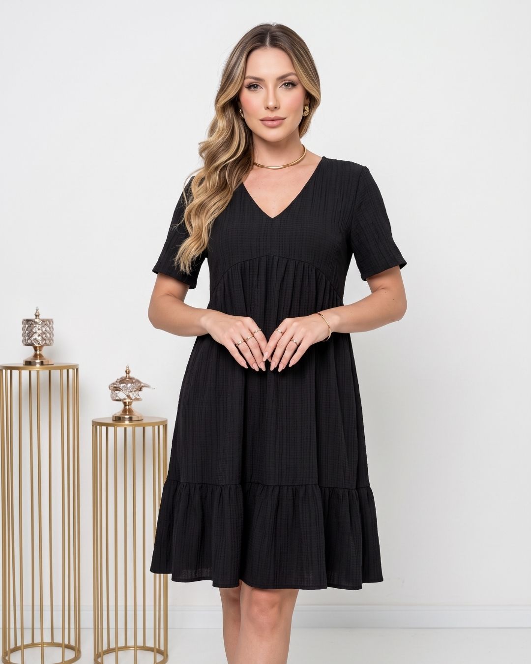 Vestido Curto Soltinho Com Decote V E Babado Na Barra