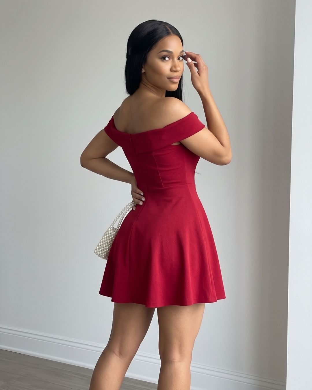 Vestido Curto Ombro A Ombro Com Decote Transpassado