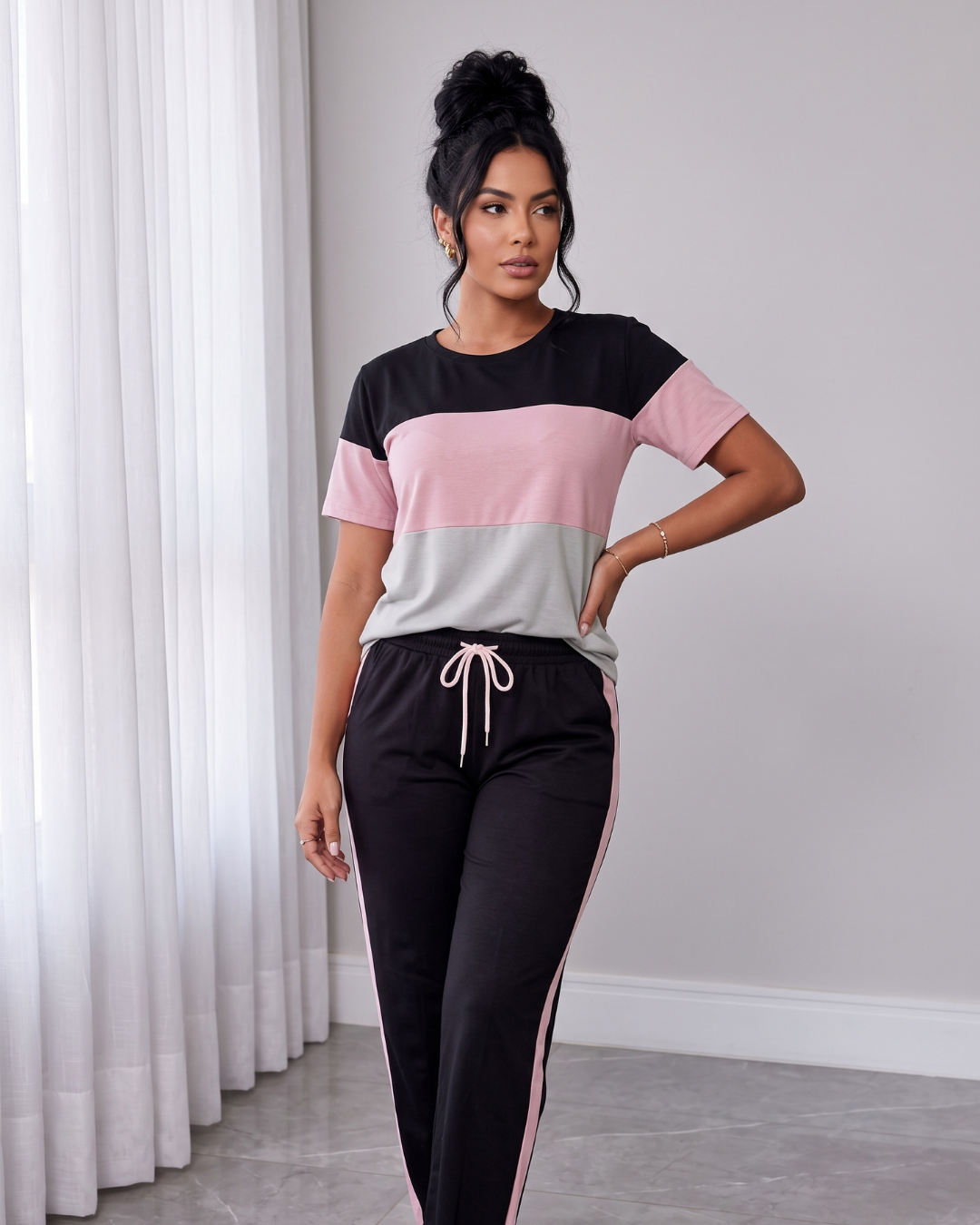 Conjunto Blusa Manga Curta E Calça Reta Com Faixa Lateral