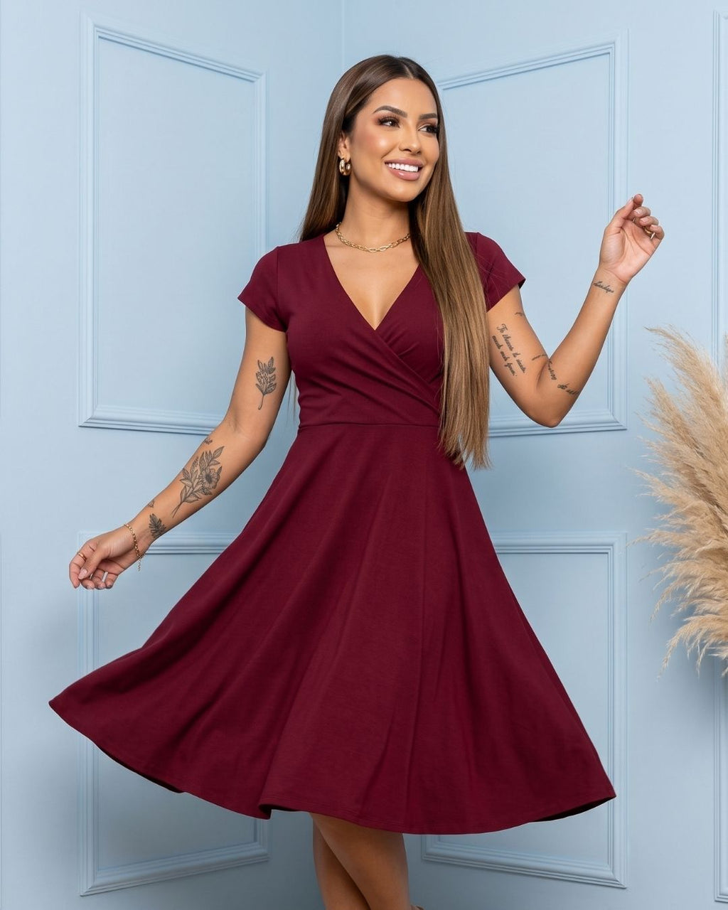 Vestido Midi Rodado Com Decote V E Cintura Marcada