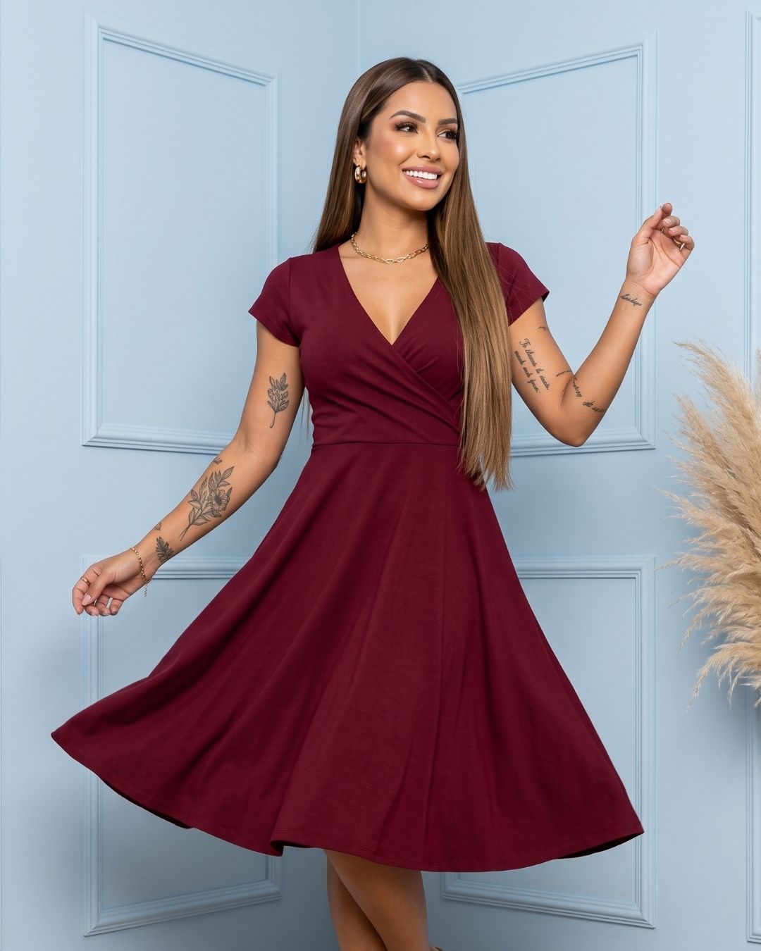Vestido Midi Rodado Com Decote V E Cintura Marcada