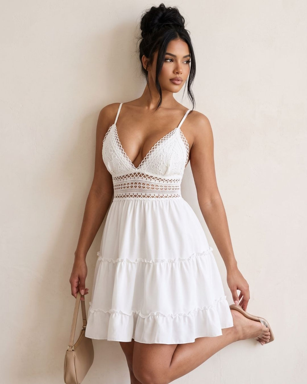 Vestido Curto Evasê Decote V Com Renda E Babados
