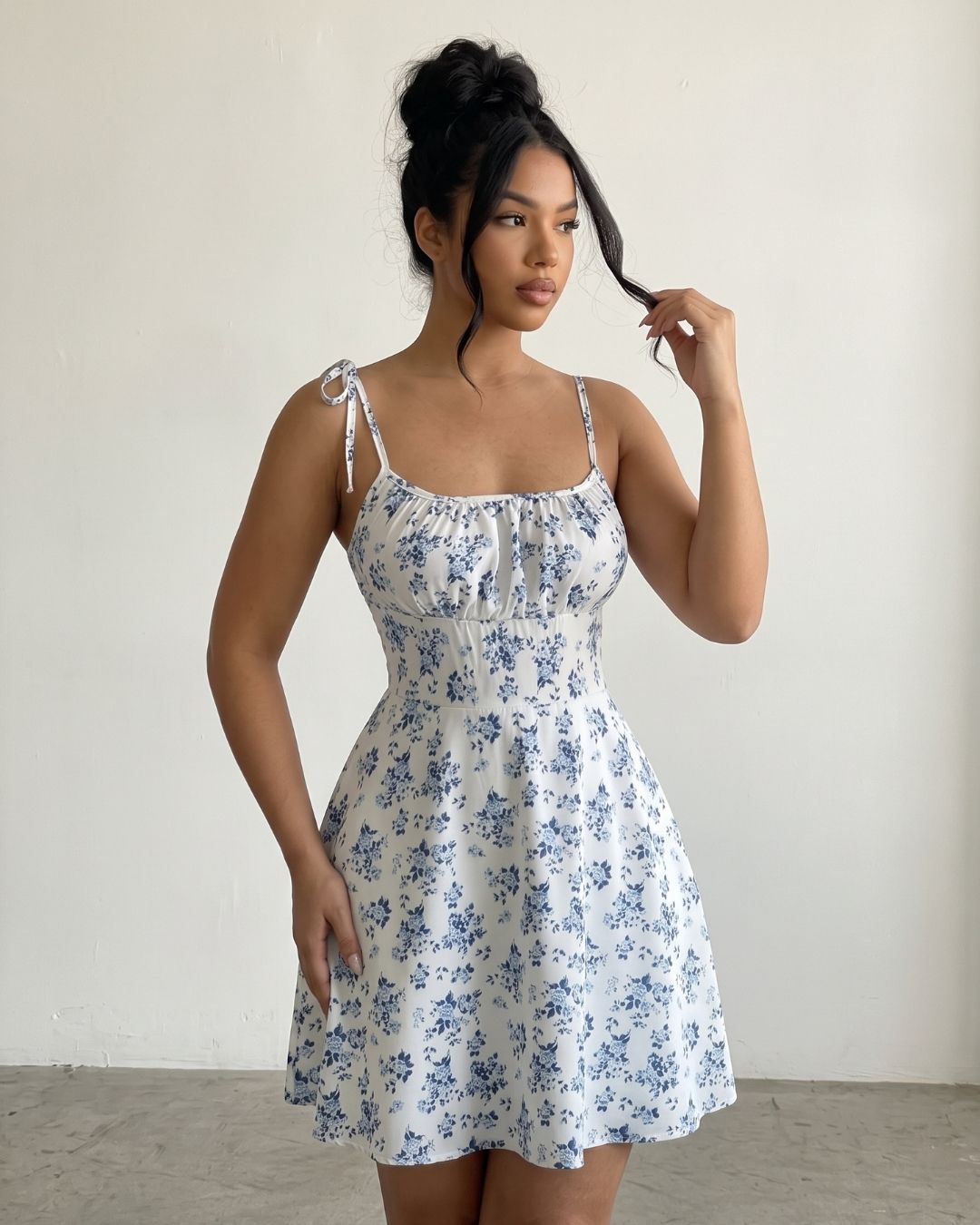 Vestido Curto Evasê Decote Quadrado Alça De Amarrar Floral