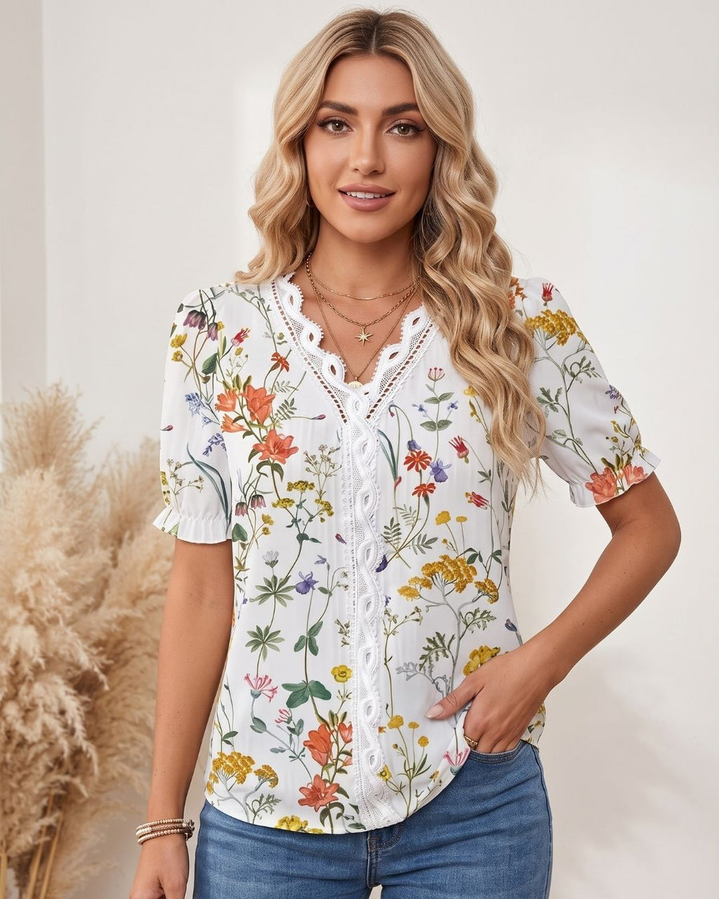Blusa Feminina Floral Com Renda No Decote E Manga Curta