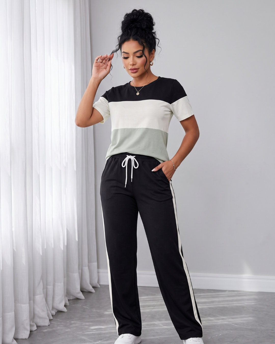 Conjunto Blusa Manga Curta E Calça Reta Com Faixa Lateral