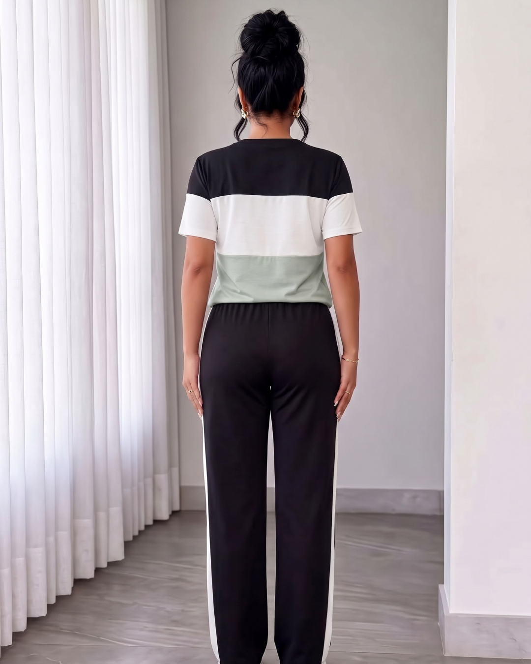 Conjunto Blusa Manga Curta E Calça Reta Com Faixa Lateral