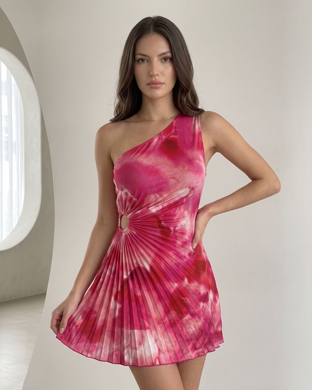 Vestido Curto Ombro Único Plissado Com Recorte Lateral
