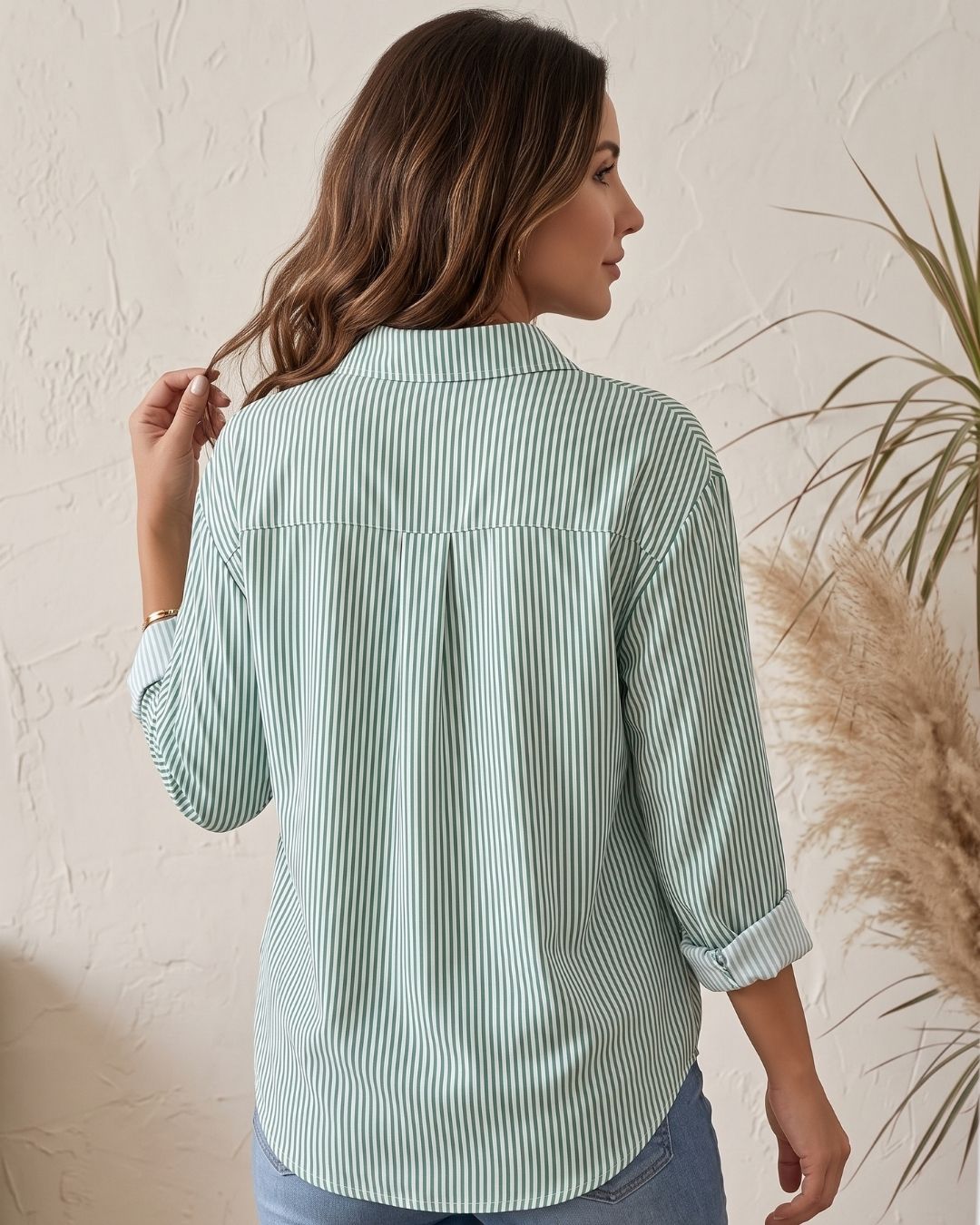 Camisa Feminina Listrada Com Botões E Bolso Frontal