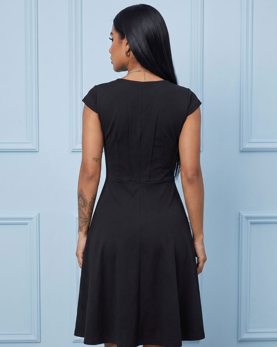 Vestido Midi Rodado Com Decote V E Cintura Marcada