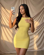 Vestido Curto Evasê Com Recortes Estruturados Sem Manga