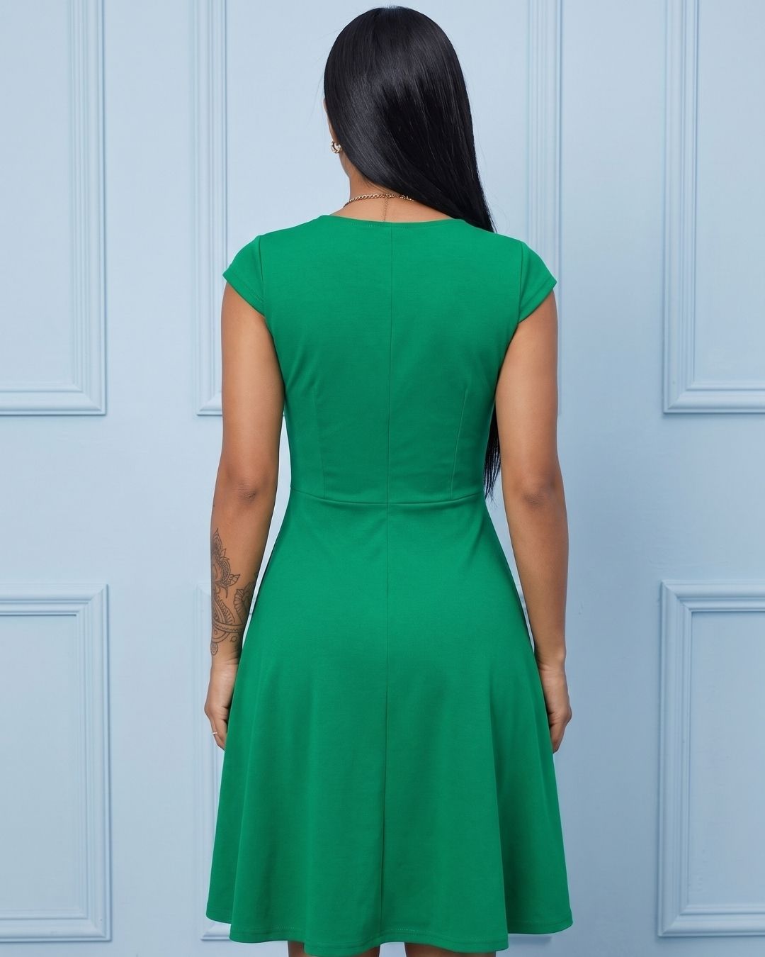 Vestido Midi Rodado Com Decote V E Cintura Marcada