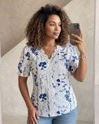 Blusa Feminina Floral Com Renda No Decote E Manga Curta
