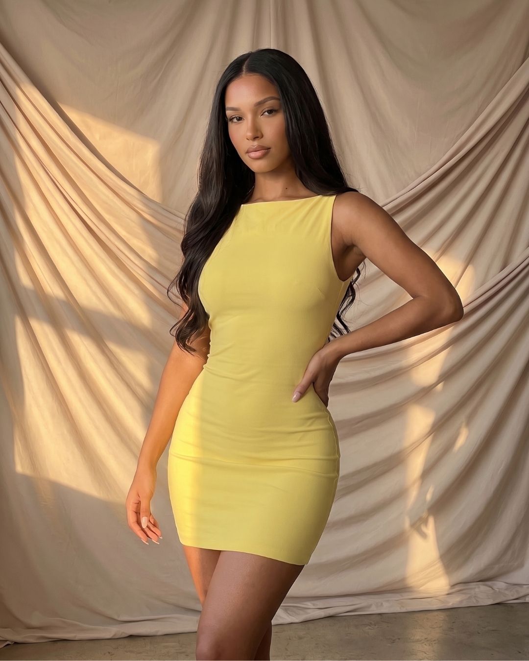 Vestido Curto Evasê Com Recortes Estruturados Sem Manga