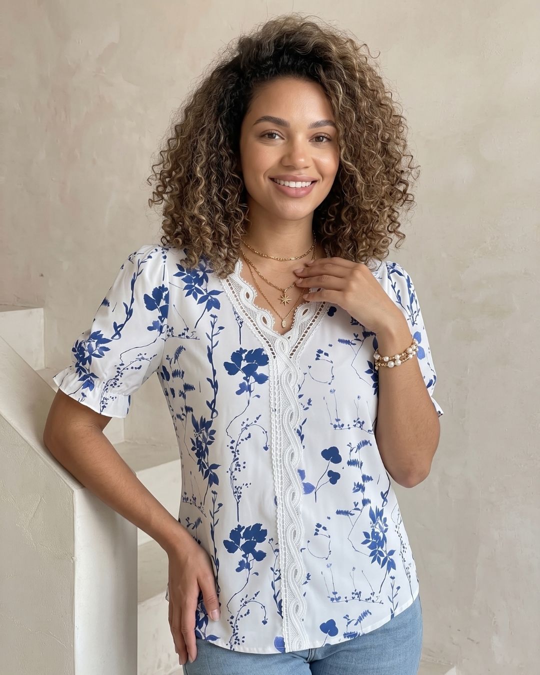 Blusa Feminina Floral Com Renda No Decote E Manga Curta